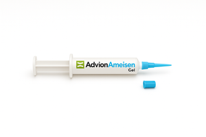 Professionelle 30g-Kartusche Advion Ameisenköder Gel mit abgenommener blauer Verschlusskappe und feiner Dosierspitze – hochwirksames Ameisenmittel mit Indoxacarb zur gezielten Bekämpfung von Ameisennestern in Haus, Garten, Küche und Gewerbebetrieben.