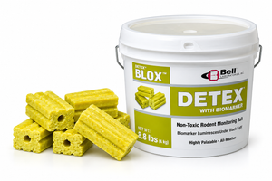 Detex Blox von Bell Laboratories im 4-kg-Eimer mit mehreren gelben 20-g-Monitoring-Köderblöcken für Ratten und Mäuse.